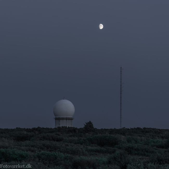 Måne over radastationen Air Control Wing Skagen
